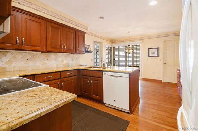 43053 W Kirkwood Drive 30, Clinton Township, MI 48038