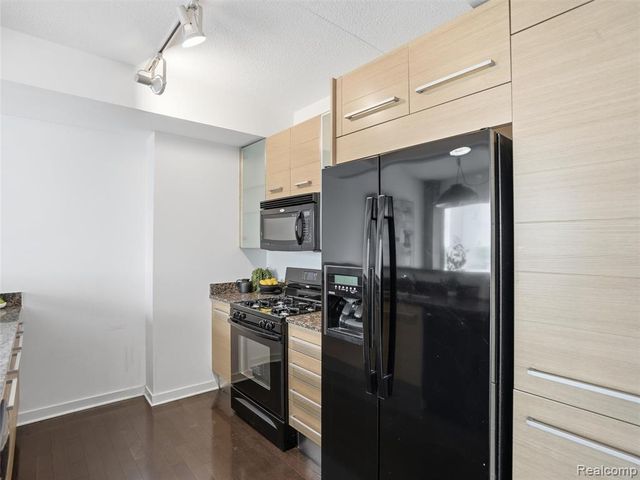 432 S Washington Avenue 905, Royal Oak, MI 48067
