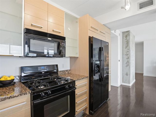 432 S Washington Avenue 905, Royal Oak, MI 48067