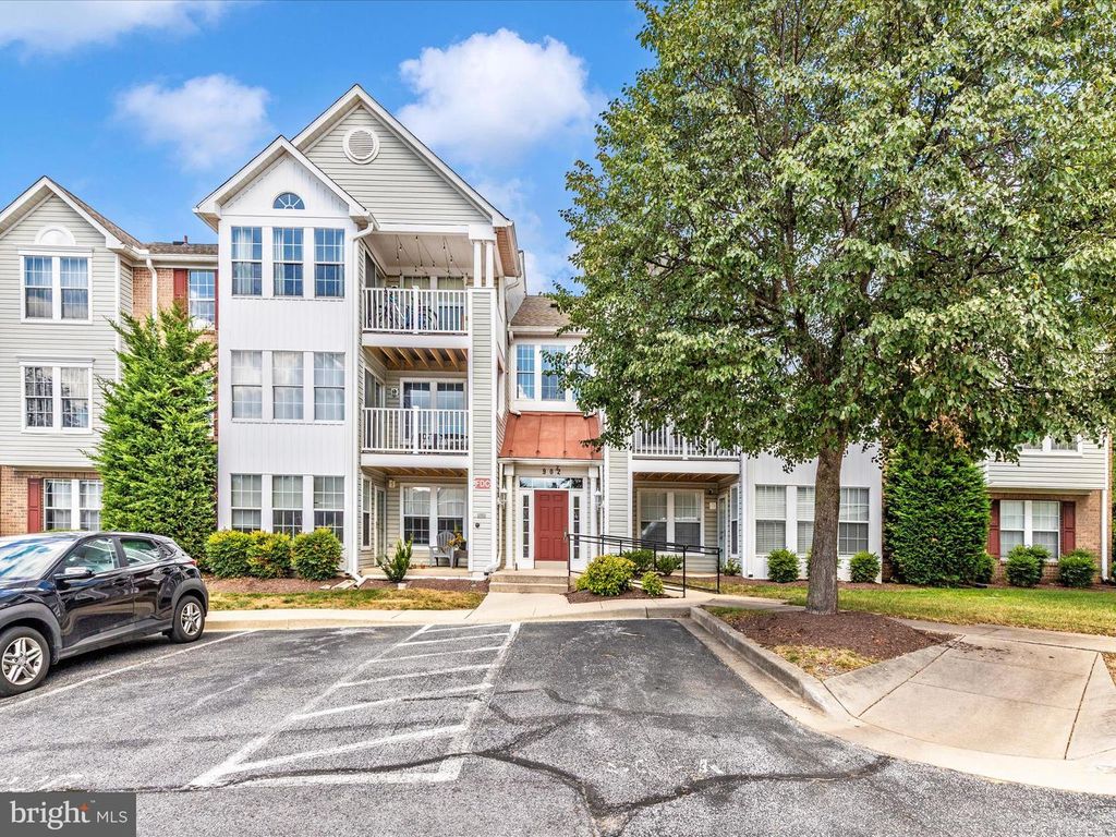 902 BLUE LEAF CT #8 2D, Frederick, MD 21701