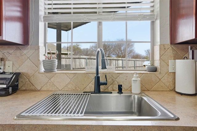 205 NW Cherry Ave, Cache, OK 73527