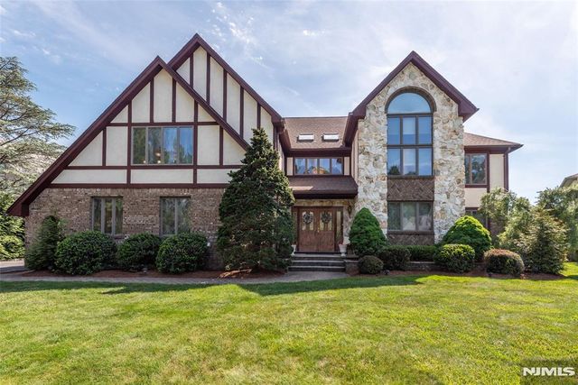 13 Fox Run, North Caldwell, NJ 07006