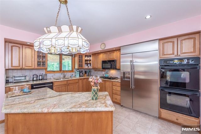 13 Fox Run, North Caldwell, NJ 07006