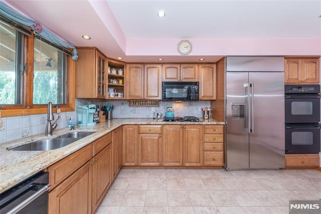 13 Fox Run, North Caldwell, NJ 07006