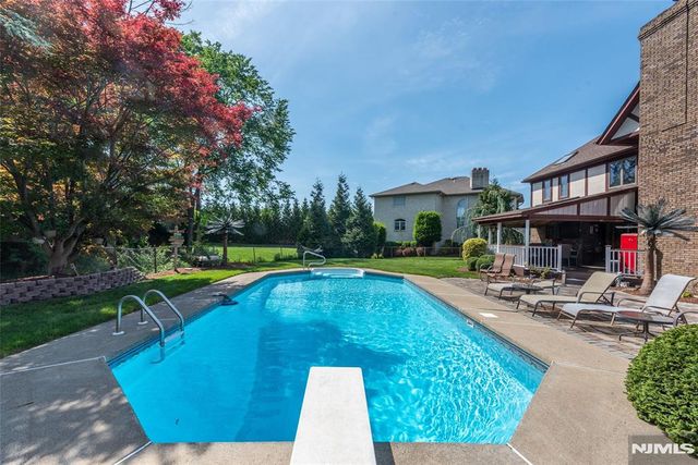 13 Fox Run, North Caldwell, NJ 07006