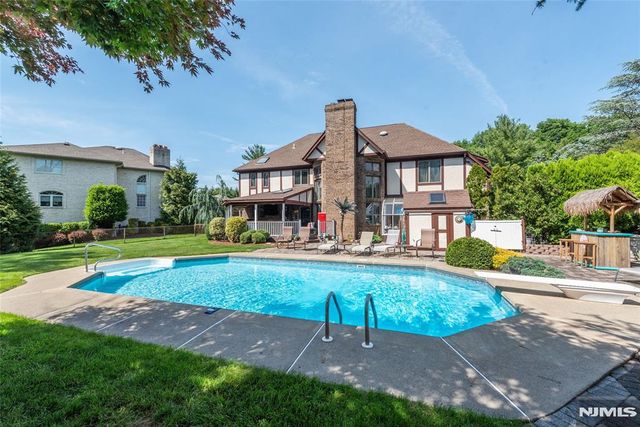 13 Fox Run, North Caldwell, NJ 07006