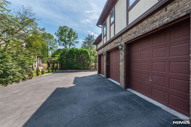 13 Fox Run, North Caldwell, NJ 07006