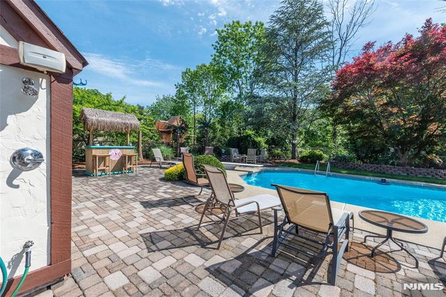 13 Fox Run, North Caldwell, NJ 07006