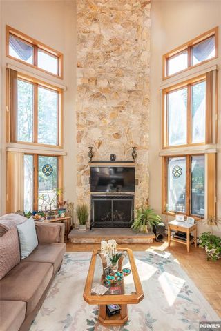 13 Fox Run, North Caldwell, NJ 07006