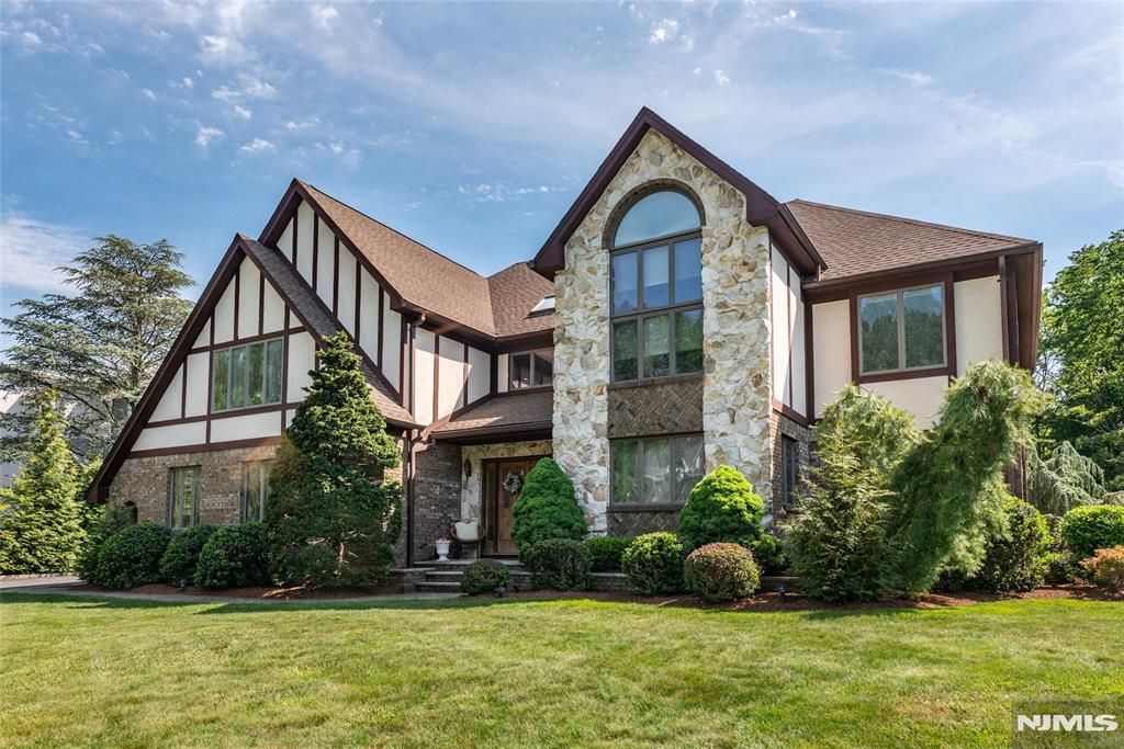 13 Fox Run, North Caldwell, NJ 07006