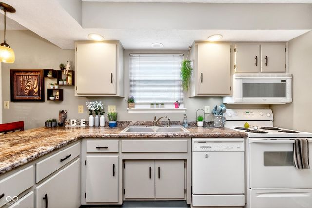 1136 Paradise Way N UNIT B, Greenwood, IN 46143