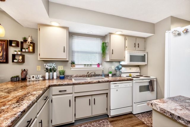 1136 Paradise Way N UNIT B, Greenwood, IN 46143