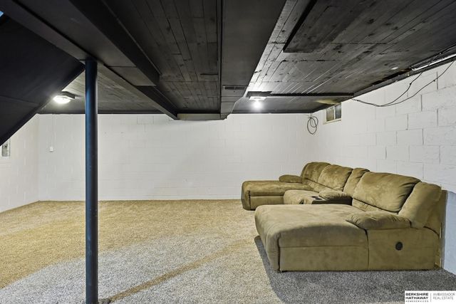 1428 Maenner Drive, Omaha, NE 68114