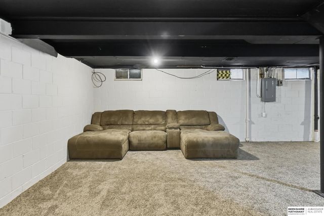 1428 Maenner Drive, Omaha, NE 68114