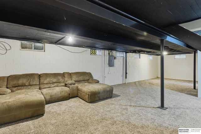 1428 Maenner Drive, Omaha, NE 68114