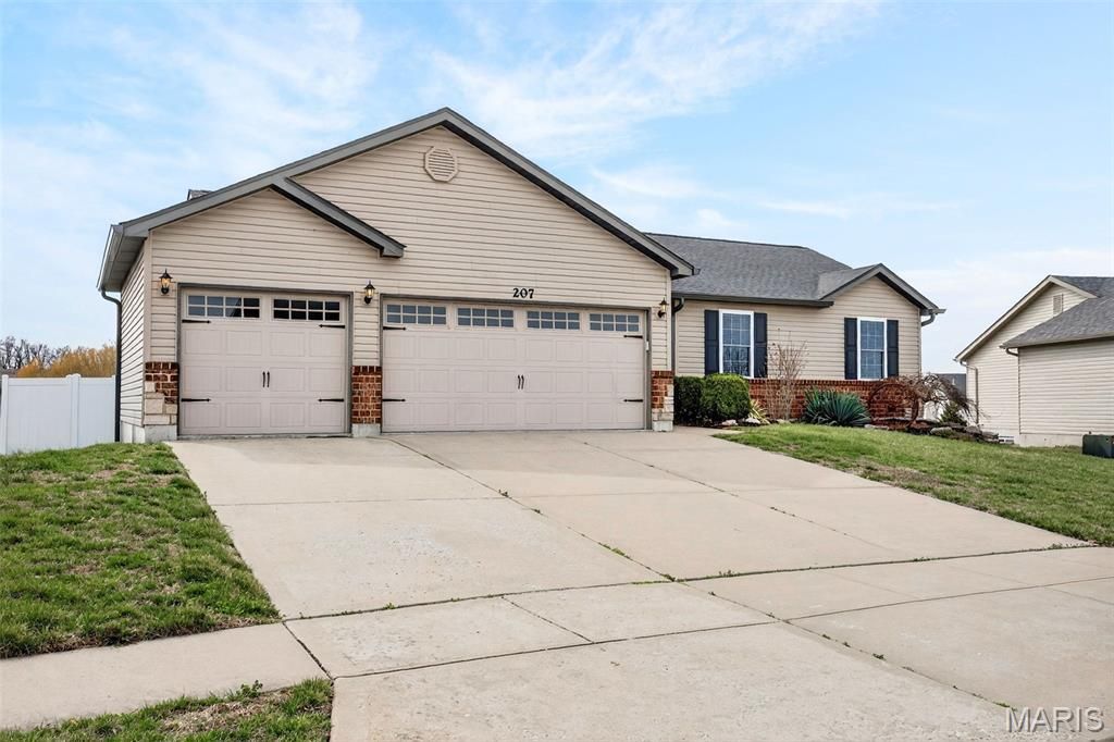 207 Rolling Rock Creek Drive, Wentzville, MO 63385