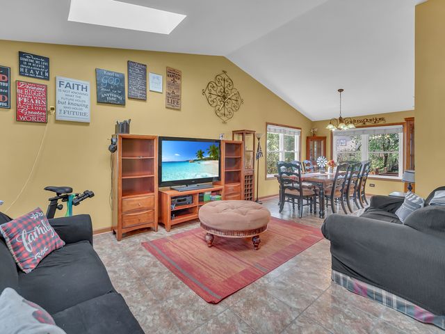 1112 Pheasant Trail, Carol Stream, IL 60188