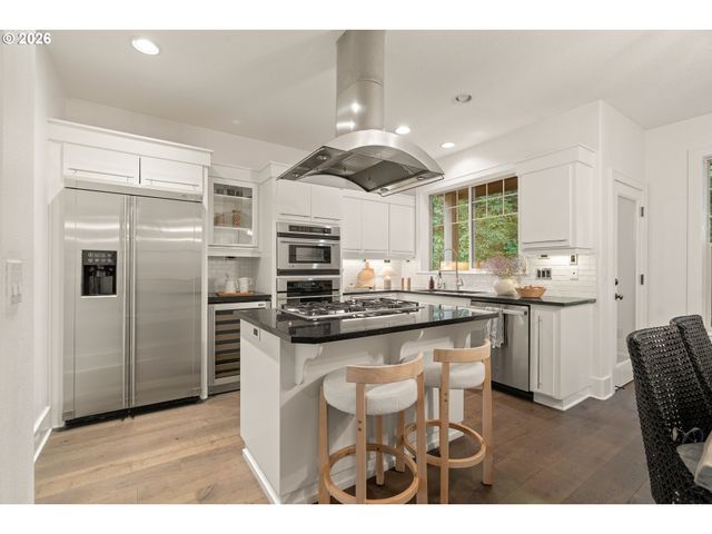 5079 W SUNSET Dr, Lake Oswego, OR 97035