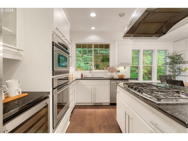 5079 W SUNSET Dr, Lake Oswego, OR 97035
