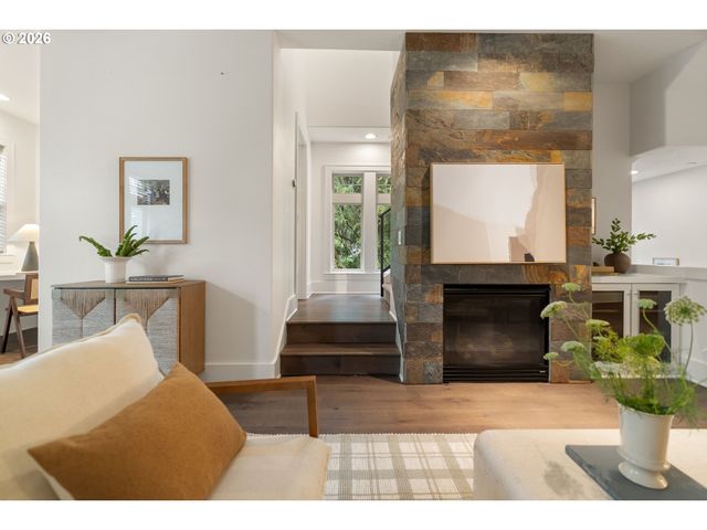 5079 W SUNSET Dr, Lake Oswego, OR 97035