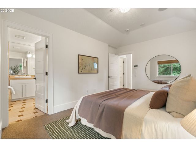 5079 W SUNSET Dr, Lake Oswego, OR 97035