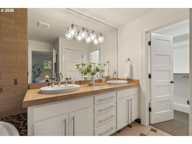5079 W SUNSET Dr, Lake Oswego, OR 97035