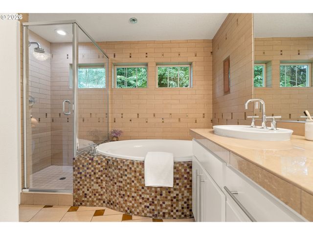 5079 W SUNSET Dr, Lake Oswego, OR 97035