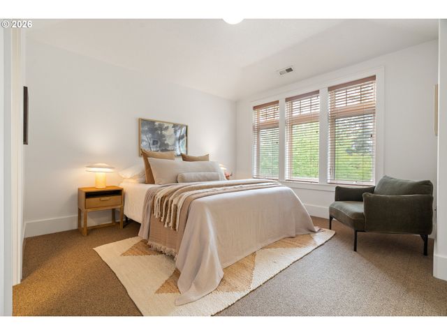 5079 W SUNSET Dr, Lake Oswego, OR 97035