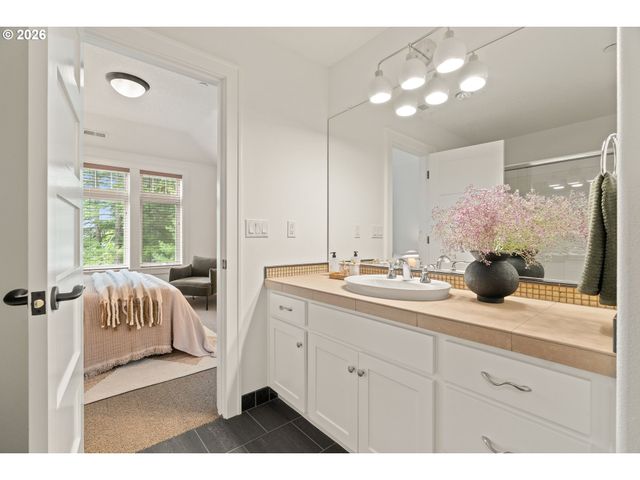 5079 W SUNSET Dr, Lake Oswego, OR 97035