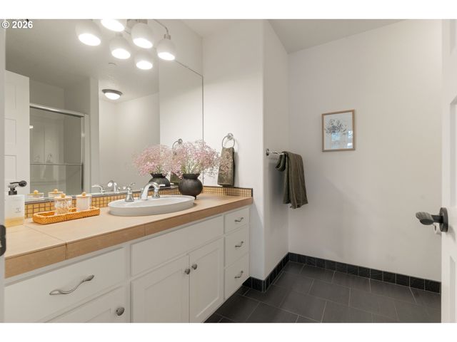 5079 W SUNSET Dr, Lake Oswego, OR 97035