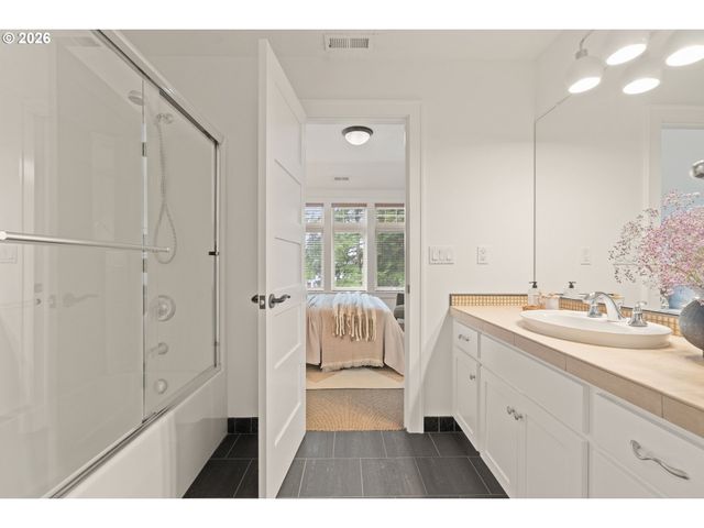 5079 W SUNSET Dr, Lake Oswego, OR 97035