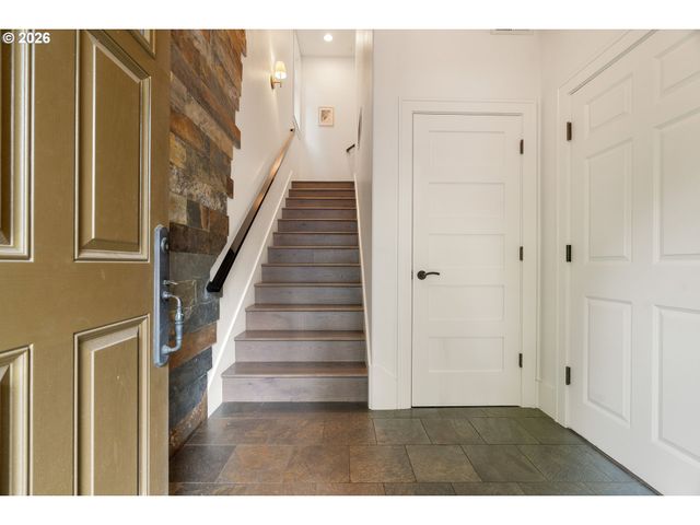 5079 W SUNSET Dr, Lake Oswego, OR 97035
