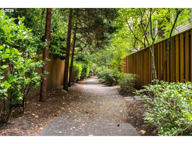 5079 W SUNSET Dr, Lake Oswego, OR 97035