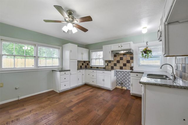 228 16th Avenue N, Texas City, TX 77590