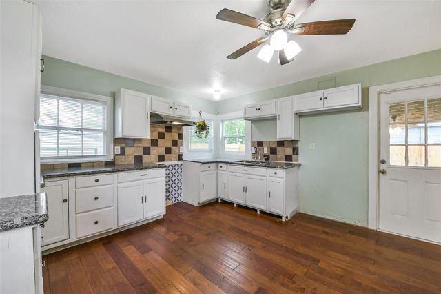 228 16th Avenue N, Texas City, TX 77590