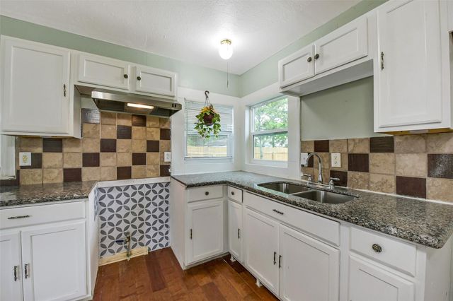 228 16th Avenue N, Texas City, TX 77590