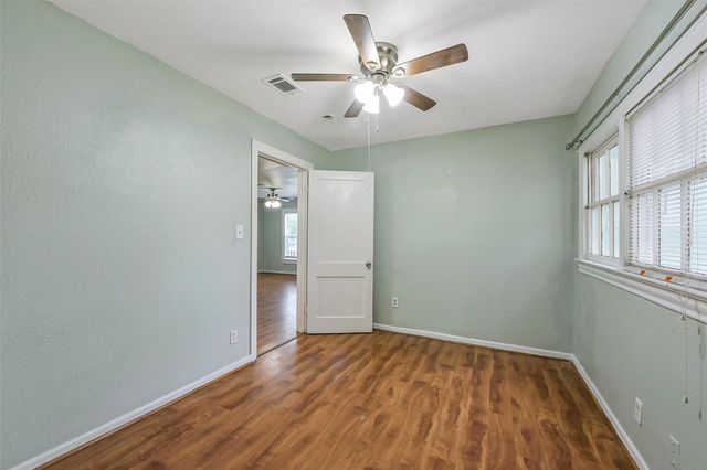 228 16th Avenue N, Texas City, TX 77590
