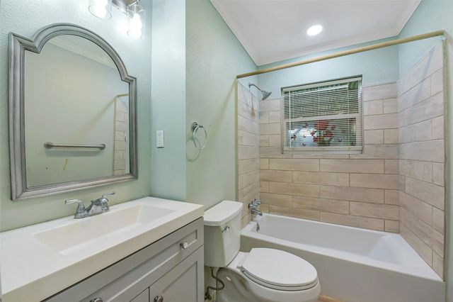228 16th Avenue N, Texas City, TX 77590
