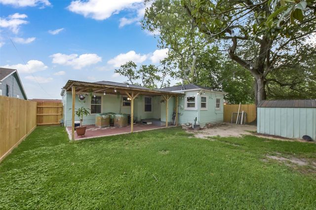 228 16th Avenue N, Texas City, TX 77590