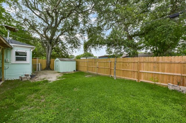 228 16th Avenue N, Texas City, TX 77590