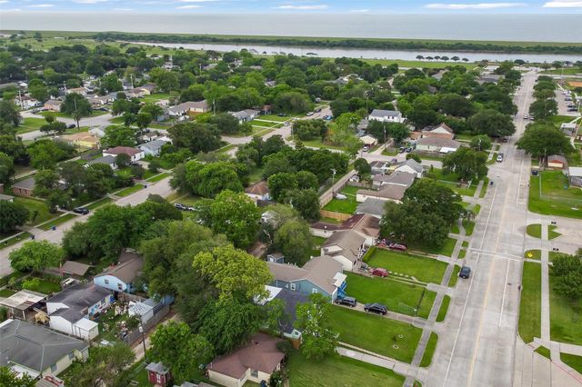 228 16th Avenue N, Texas City, TX 77590