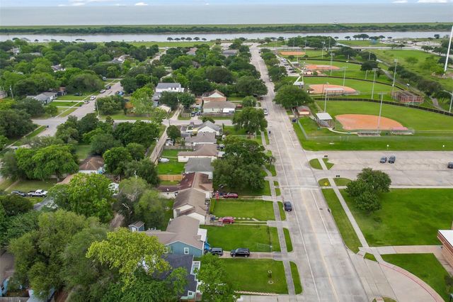 228 16th Avenue N, Texas City, TX 77590