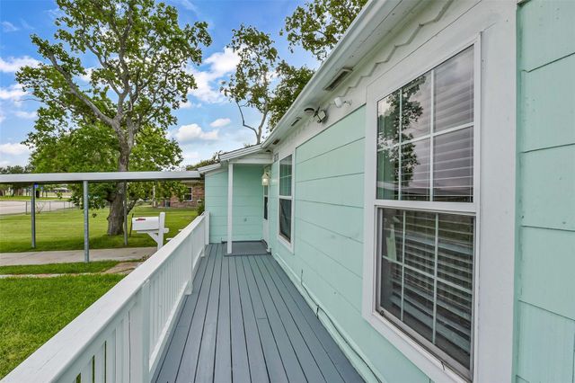 228 16th Avenue N, Texas City, TX 77590