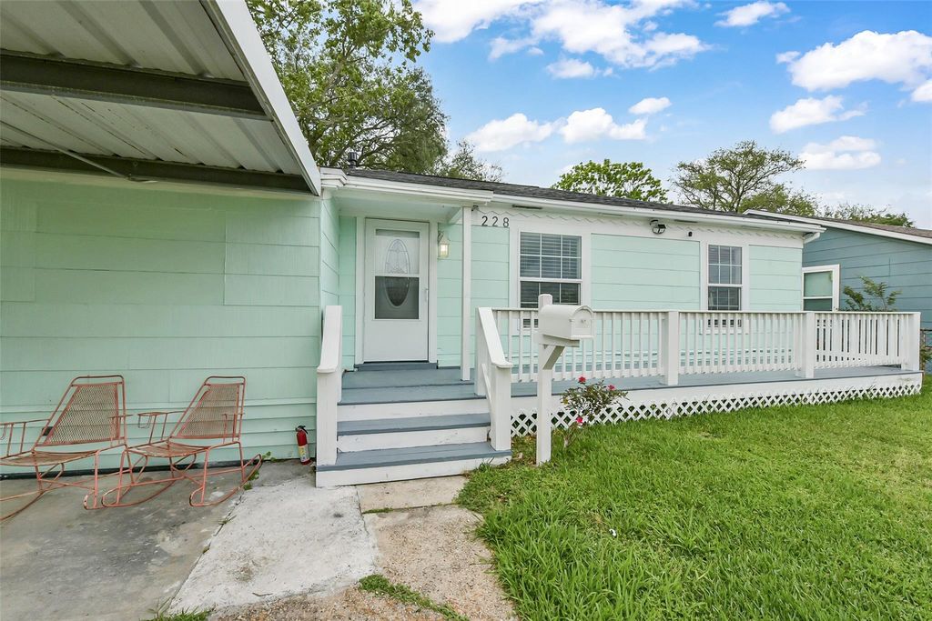 228 16th Avenue N, Texas City, TX 77590