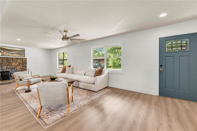 4 Enfield Drive, Bella Vista, AR 72715