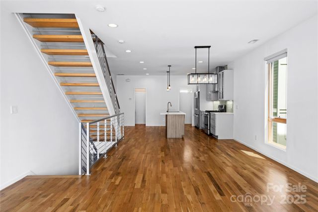 1004. Greenleaf Avenue B, Charlotte, NC 28202