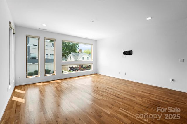 1004. Greenleaf Avenue B, Charlotte, NC 28202