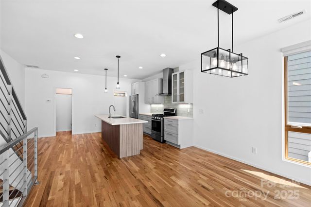 1004. Greenleaf Avenue B, Charlotte, NC 28202