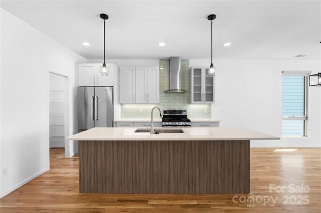 1004. Greenleaf Avenue B, Charlotte, NC 28202