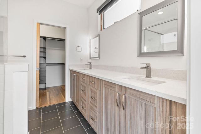 1004. Greenleaf Avenue B, Charlotte, NC 28202